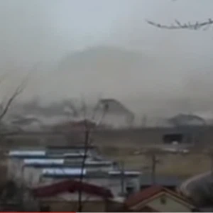 لحظة ابتلاع أمواج تسونامي لقرية بأكملها في اليابان 