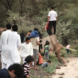 بالصور: أمطار الطائف "بعزّ الصيف" والأهالي يتوافدون للإستمتاع بالمشاهدة