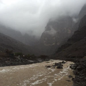 مشهد بديع لشلال وادي غليلة برأس الخيمة عقب هطول الأمطار