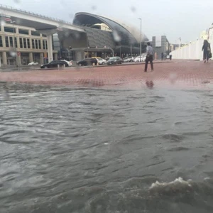 بالصور.. عاصفة رعدية قوية تؤثر على دبي بالأمطار الغزيرة والبرد