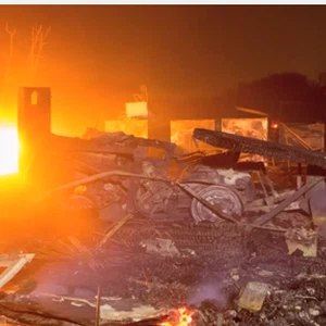 بالفيديو: استمرار حرائق الغابات في واشنطن والرياح تعرقل جهود المكافحة