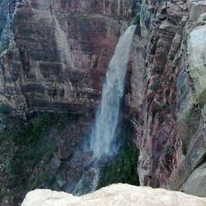 غزارة الأمطار تحوّل وديان العيص إلى شلالات