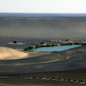 بالصور : واو الناموس .. مصدر مائي عجيب وسط الصحراء الليبية الحارقة 