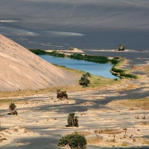 بالصور : واو الناموس .. مصدر مائي عجيب وسط الصحراء الليبية الحارقة 