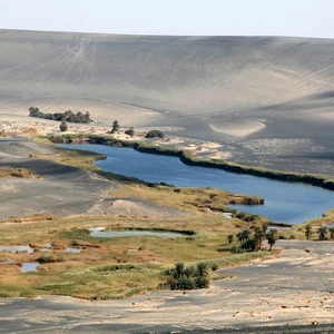 بالصور : واو الناموس .. مصدر مائي عجيب وسط الصحراء الليبية الحارقة 