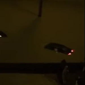  شباب يغامرون بحياتهم لانقاذ عائلة غارقة في مخرج ٣٣ بالرياض