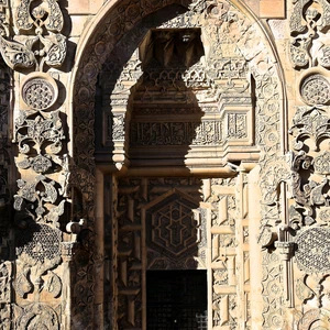 ظل امرأة تصلي 