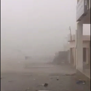 مشهد من العاصفة الرعدية التي أثرت على ولاية عبري العمانية الأربعاء