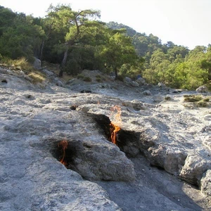 النيران المُشتعلة منذ آلاف السنين