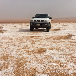 كالؤلؤ المنثور .. هكذا افترشت حبات البرد صحراء حائل  