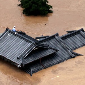 بالفيديو | الأمطار الغزيرة في اليابان تتسبب بفيضانات جارفة وفقدان 13 شخصًا على الأقل