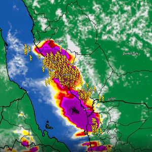 تحديث الساعة 7:15 مساء الجُمعة: السُحب الرعدية تواصل تأثيرها بالأمطار الرعدية الغزيرة على جازان وعسير غرب الباحة