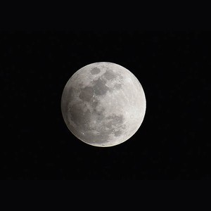 هواة الفلك يترقبون خسوف القمر يوم الأحد 