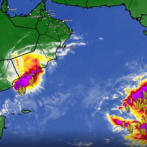 بحر العرب | استمرار الأمطار الغزيرة على صلالة الاثنين و منخفض مداري جديد في بحر العرب 