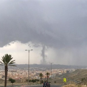 بالفيديو والصور | ظاهرة طبيعية تثير الجدل في أبها .. زوبعة أرضية أم اعصار قمعي؟  