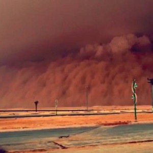 بالفيديو | موجة غبارية كثيفة تجتاح الرياض والرؤية الأفقية تنخفض لـ 600 متر!