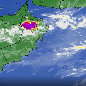 سلطنة عُمان | رصد سحب رعدية تؤثر على أجزاء من الظاهرة والداخلية وهذا ما نتوقعه للساعات القادمة
