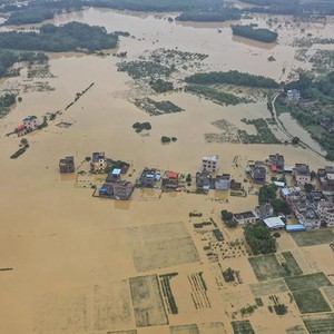 بالفيديو | 12 وفاة و144 مليون خسائر مادية بسبب الفيضانات في عدد من مقاطعات الصين 