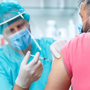 هل يمكن نقل عدوى فيروس كورونا للآخرين حتى بعد تلقي اللقاح