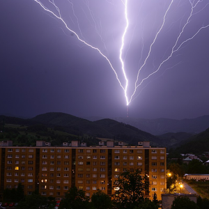 أكثر من 25,000 ومضة برق خلال 24 ساعة في ولاية فلوريدا الأمريكية