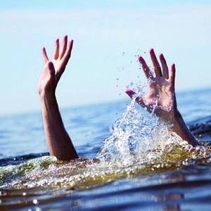 طفل يفارق الحياة بعد أيام من السباحة في عمّان وتحذيرات من "الغرق الجاف"!