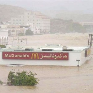 صور نادرة وتاريخية لتأثيرات اعصار جونو على مدينة مسقط وغرقها بشكل غير مسبوق في مثل هذا اليوم من العام 2007م