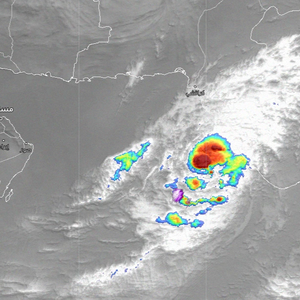 بحر العرب | ترجيح تطور الحالة المدارية إلى منخفض مداري عميق يترافق بأمطار غزيرة خلال الـ 48 القادمة