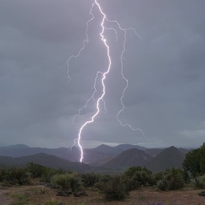 الأرصاد تنبيه 7 مناطق من رياح نشطة وأمطار رعدية