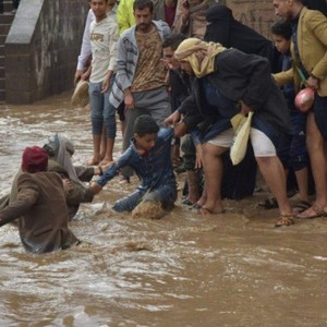 بالفيديو | مشاهد توثيق لحظة تعرض مدينة عدن لسيول جارفة وأمطار أقل شدة في عُمان