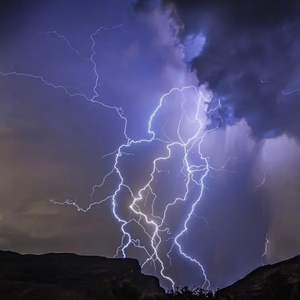 الوطن العربي | أمطار غزيرة وبروق وصواعق في 8 دول نهاية الأسبوع