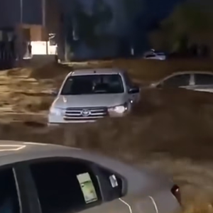 بالفيديو | موجة سيول مفاجئة تضرب إحدى محافظات السعودية وتداهم الأسواق والمركبات!