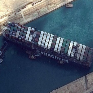 آخر مستجدات قضية احتجاز السفينة إيفر جيفن في قناة السويس