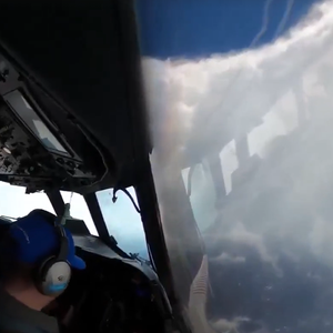 بالفيديو | طائرة تخاطر بدخول عين الإعصار إيرين ذو الفئة القصوى وتلتقط مشاهد مذهلة