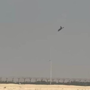 بالفيديو | لحظة تحطم طائرة حربية في معرض دبي للطيران قبل قليل