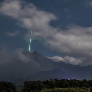 وميض غريب من الضوء الأخضر تم رصده فوق بركان اندونيسي أثناء ثورانه