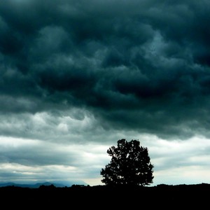  Va-t-il pleuvoir ? De sombres nuages dans le ciel du Levant rappellent l&#39;approche de l&#39;hiver.