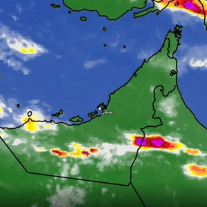 يحدث الآن | سحب رعدية وأمطار في مناطق غير معتادة من الإمارات وسلطنة عمان