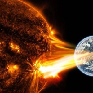 الأرض تواجه ضربة جيومغناطيسية مزدوجة من الشمس اليوم ..هل تؤثر على الكهرباء؟