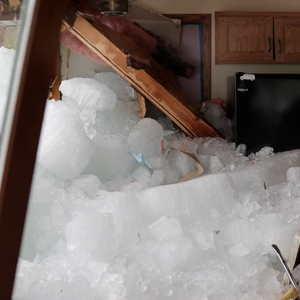 تسونامي الجليد.. مشاهد موثقة لظاهرة مدمرة تسحق البيوت في لحظات!