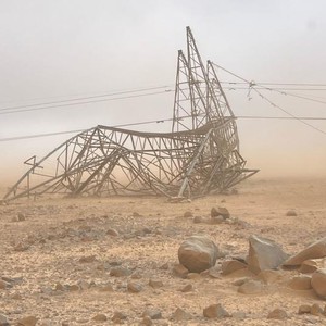 الرياح الشديدة تطيح بعدد من أبراج كهرباء الضغط العالي في منطقة الحسينية بمعان