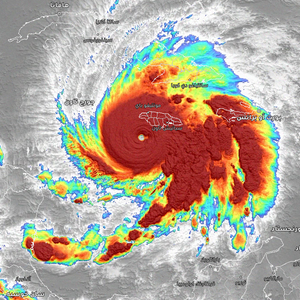 بث مباشر من عدة مواقع للإعصار ميليسا الأقوى على وجه الأرض