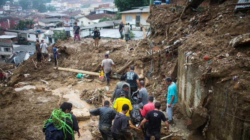 بالفيديو | أكثر من 79 قتيلا في البرازيل بعد هطول أمطار غزيرة تسببت بفيضانات وانهيارات أرضية
