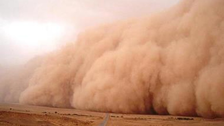 طقس العرب يكشف الأسباب العلمية وراء كثرة الموجات الغُبارية مؤخراً  