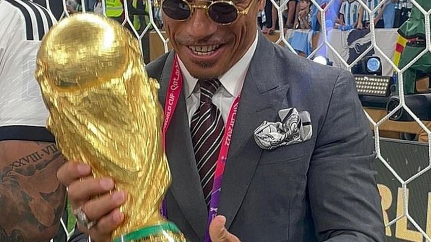 الشيف نصرت يثير جدلا بعد تعرضه للتجاهل ومخالفة قواعد الفيفا بلمس كأس العالم