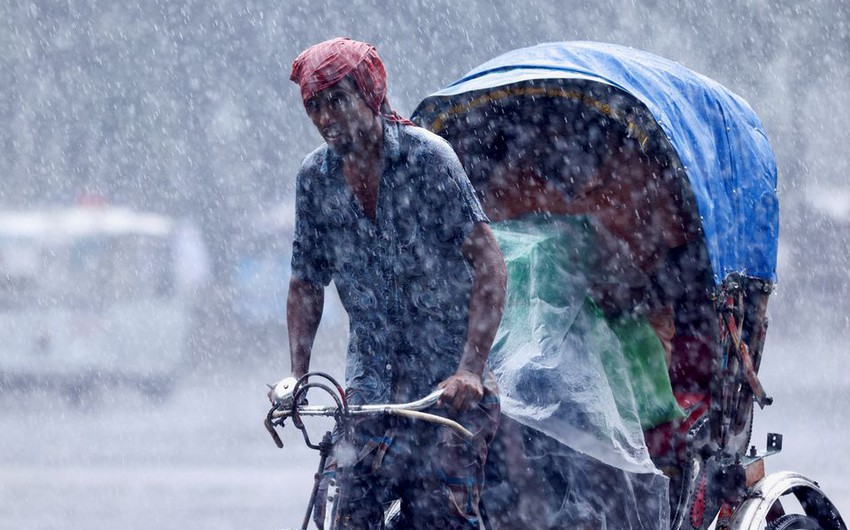 بالفيديو والصور | فيضانات كارثية جراء الأمطار الموسمية في بنغلاديش والهند تقتل العشرات وتشرد الملايين