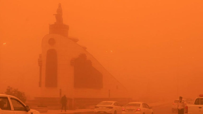 A regional dust storm sweeps across 7 Arab countries and disrupts most aspects of life