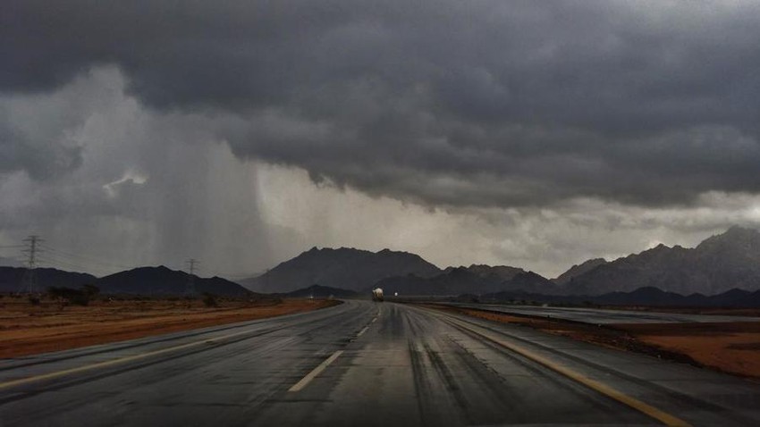 السعودية | استمرار الأمطار الرعدية على جنوب غرب المملكة و انخفاض آخر على الحرارة على المناطق الشمالية الغربية يوم الأربعاء