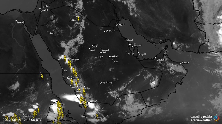 Update 4:10 p.m.: A thunderstorm cloud belt extending from Jizan to Medina, accompanied by rains of varying intensity.
