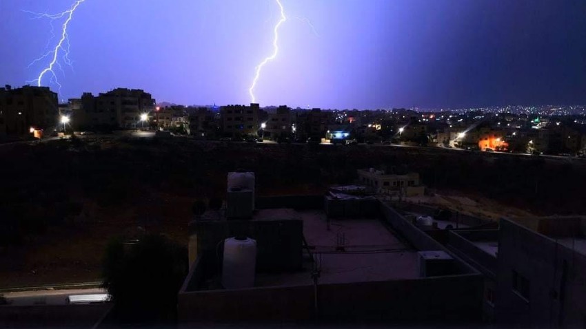 مشاهد مميزة للعواصف الرعدية والامطار فجر وصباح اليوم في الأردن | الأربعاء 26-10-2022
