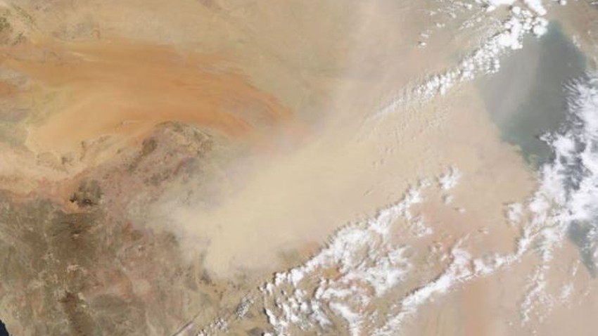 السعودية: صورة فضائية تُبين ضخامة عاصفة غُبارية تؤثر على حفر الباطن والقصيم وشمال منطقة الرياض